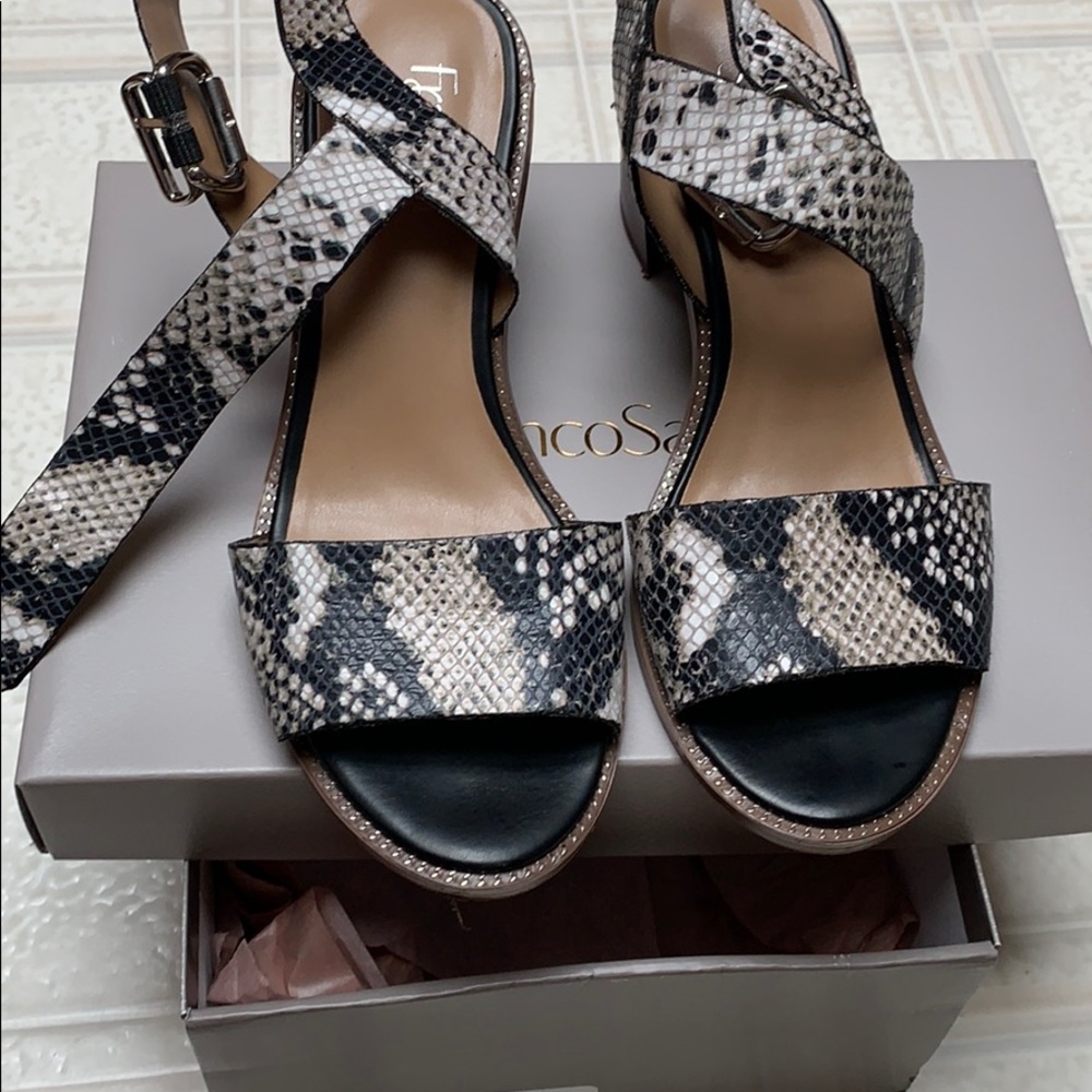 🖤Offer Snakeskin block heels